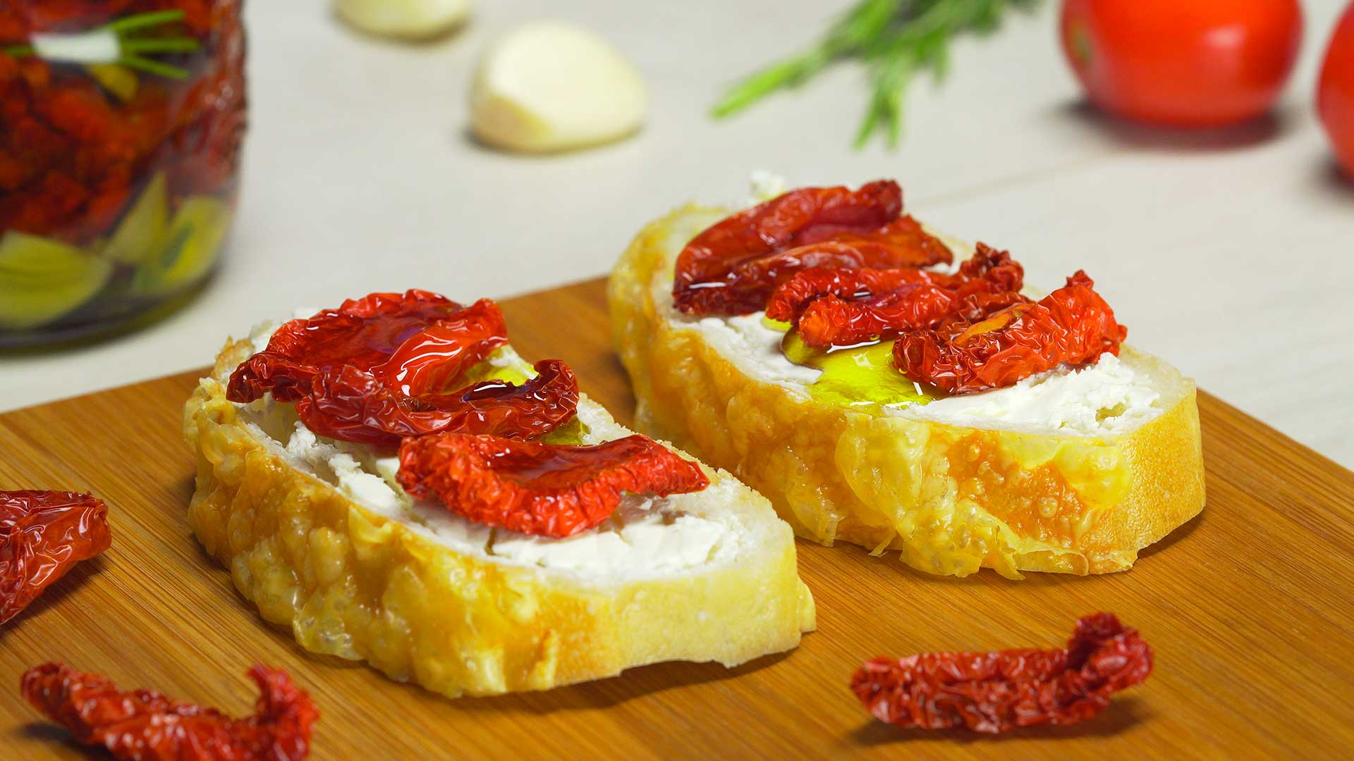 Салат с вялеными помидорами и моцареллой: рецепт - Лайфхакер
