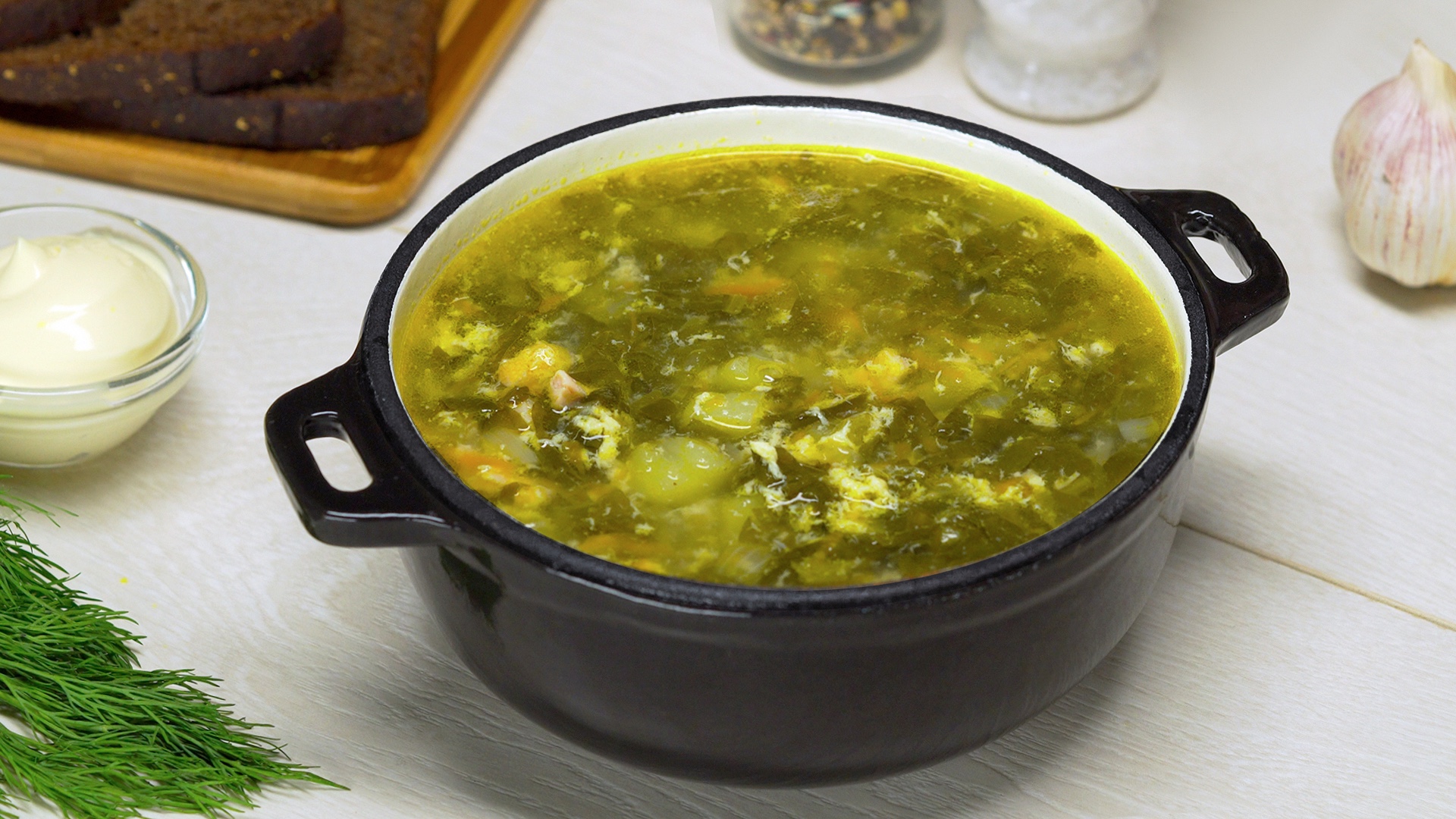 Холодный суп из щавеля с колбасой