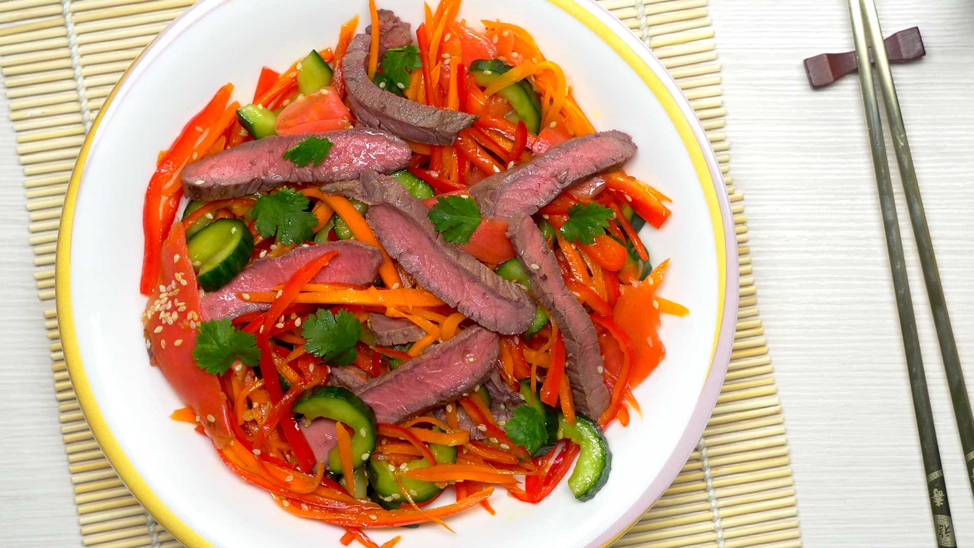 Рецепт салата с говядиной, кукурузой и морковью по-корейски: