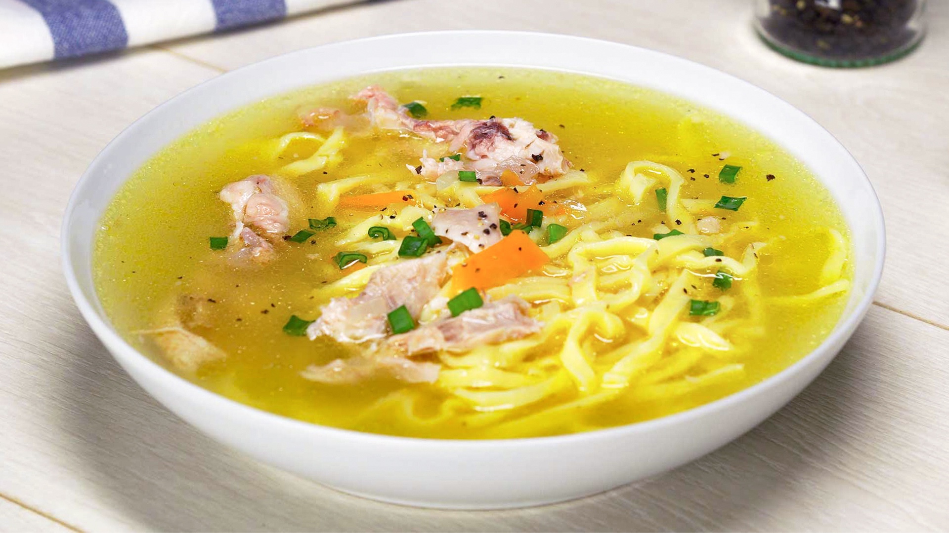 Рецепт самого вкусного куриного супа. Суп куриный вермишелевый. Куриный с капеллини суп. Лапшичный куриный суп. Вермишелевый супчик на курином бульоне.