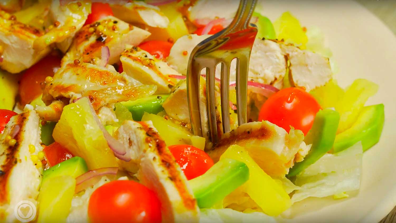 Лёгкий салат с курицей, ананасами, луком и брокколи, рецепт с фото
