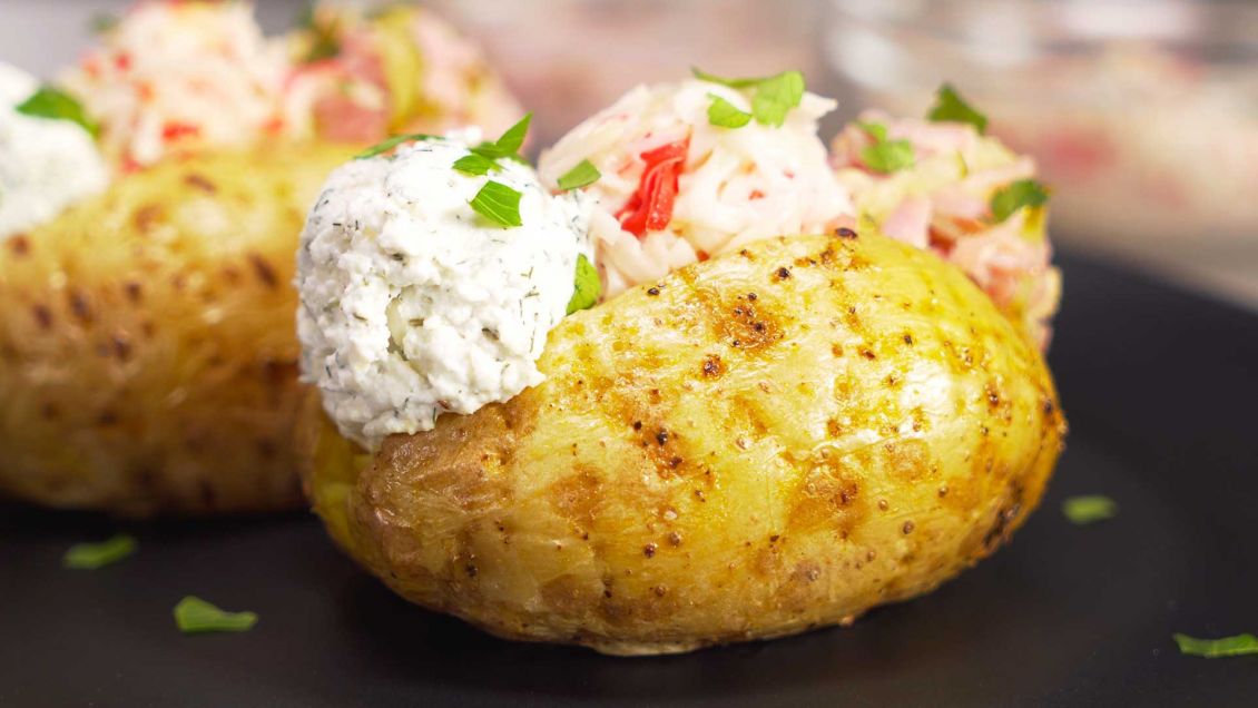 Рецепт домашней крошки-картошки: с брынзой, сыром и ветчиной, луком фри и другими начинками