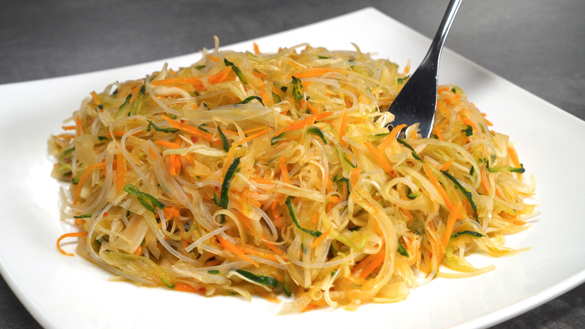 Салат из китайской лапши с мандаринами - кулинарный рецепт. Миллион Меню