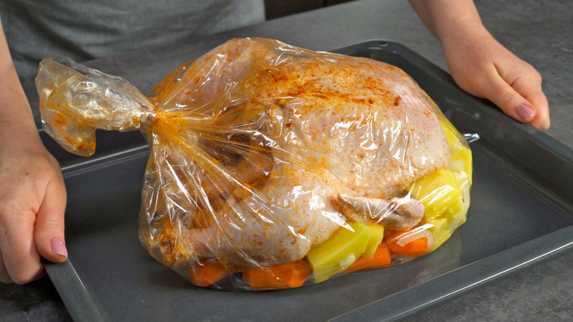 Картофель, запечённый с курицей и грибами, в рукаве — рецепты | Дзен