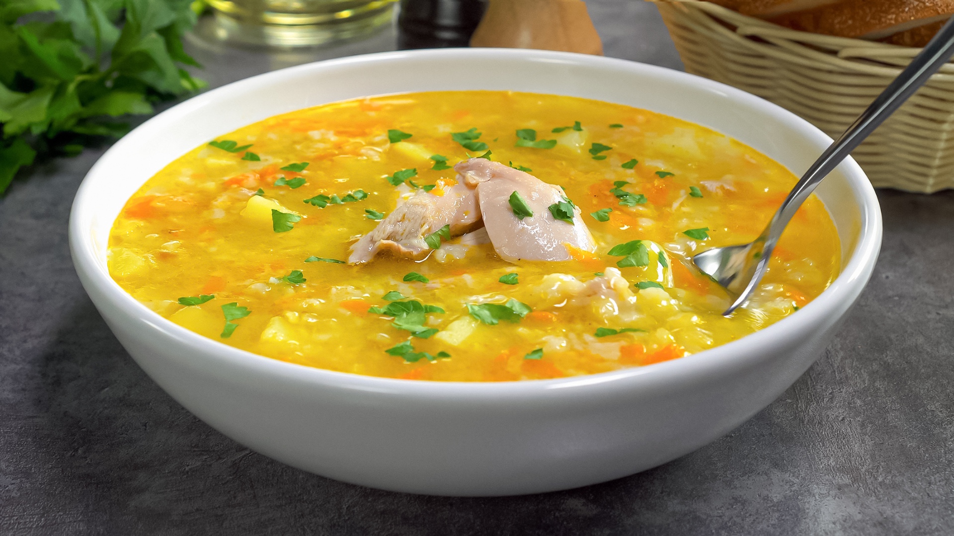 Ароматный куриный суп с домашней лапшой